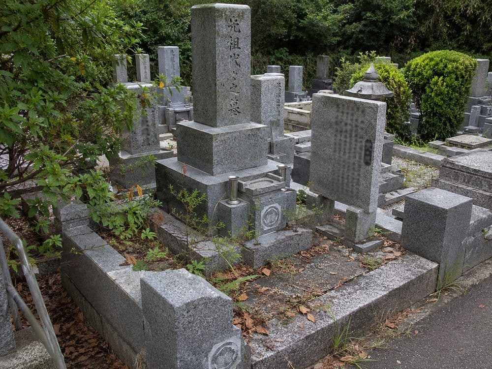 お墓掃除代行の清掃前(イメージ)